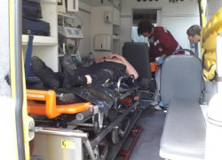 Дедушка сорвался с обрыва и упал в русло реки