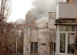 В центре Новороссийска прямо сейчас горит жилое здание