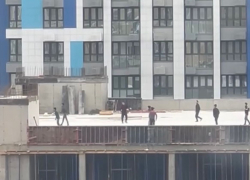 Рабочие устроили "пацанский футбол" на стройке в новом ЖК Новороссийска 
