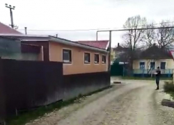 Фура сломала забор и заехала прям на участок: жители Натухаевской не дождались помощи от администрации