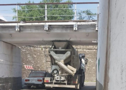 Под мостом на улице Жуковского в Новороссийске  застряла бетономешалка