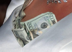 По сотке в месяц «начислила» себе зарплату продавщица магазина в Новороссийске