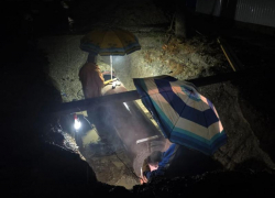 Работы продолжаются: специалистов, чинящих порыв трубы в Новороссийске экипировали зонтиками