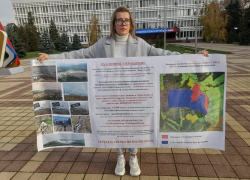 Жительница Новороссийска встала с плакатом у администрации, потому что надоело жить на свалке 
