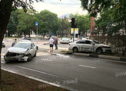 Таксист на «красный» влетел в автомобиль в Новороссийске 