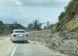 Дорогу из Новороссийска на Широкую балку засыпало камнем и грунтом