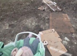Новороссийцы отводят детей в детский сад через футбольное поле и грязь 