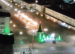 Слепили из того, что было: жительница Новороссийска не оценила убранство одной из городских ёлок 