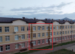 В школе №34 Новороссийска дождем подмывает фасады 