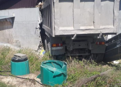 Грузовик протаранил частный дом: появилось видео аварии в Новороссийске