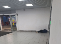 Бездомные в гипермаркете Новороссийска живут там, как дома 