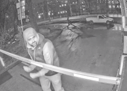 Полиция Новороссийска ищет мужчину, “игравшего” с камерой и шлагбаумом