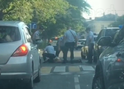 «Из окна торчат ноги, а вокруг полиция», - Новороссийск обсуждает загадочное задержание водителя джипа