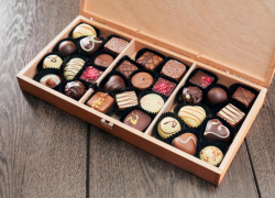 Как депутат предлагает ограничить продажу несовершеннолетним конфеты 18+