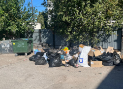 «Во дворе устроили свалку!»: местный житель жалуется на бардак в центре Новороссийска