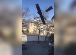 Снесло крышу: в Новороссийске бушует норд-ост