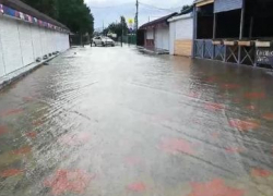 Под Новороссийском ливнем размыло пляж