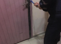 В Новороссийске напрасно раскурочили дверь, «спасая» ребенка