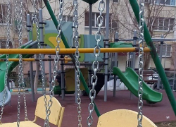 В Новороссийске качаться на качелях стало небезопасно
