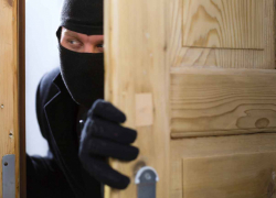 Три телефона, часы и планшет новороссийцу были нужнее