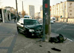 Не справился с управлением и обнял столб автомобилист из Новороссийска