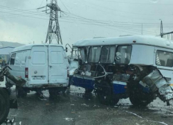 Автобусу разорвало бочину в ДТП под Новороссийском