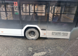 Троллейбус провалился: яма на дороге Новороссийска оказалась слишком большой