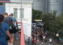 Жд-вокзал Новороссийска "атакуют" приезжие: спрос на отдых на Черном море растет 
