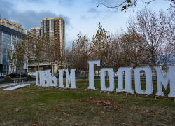 Рвёт крышу: ураган продолжает крушить Новороссийск