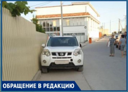 Жительница Новороссийска пожаловалась на автомобили, припаркованные на тротуаре в Мысхако