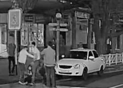 Отважные «бойцы», избившие девушек в Анапе, сбежали из города