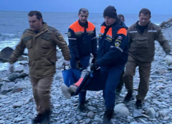 Когда выходные не задались: в Новороссийске прогулка по берегу обошлась девушке травмой ноги и носилками 
