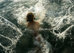 Судороги чуть не утопили женщину в море в Новороссийске