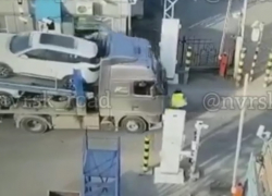 Серьёзно пострадала: автовоз въехал работницу новороссийского лесного порта