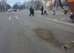 "Вы серьезно?": в Новороссийске начали "подсыпать" ямы