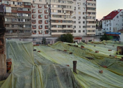 Люди мокнут! Пострадавшие от атаки беспилотников дома в Новороссийске «потекли»