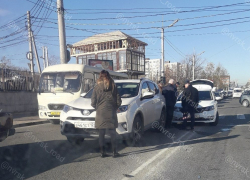 Две иномарки столкнулись в центре  Новороссийска