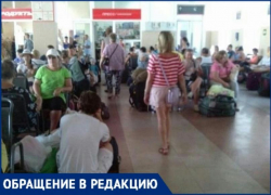 Новороссийцев и гостей города превращают в яблоки, которым негде упасть на ж/д вокзале