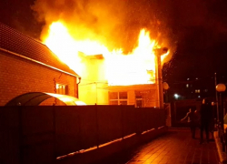 В Новороссийске горит частный дом