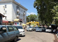 Новороссийцы возмущены: через шлагбаум возле жилого дома охранники пропускают на парковку всех желающих за деньги ﻿