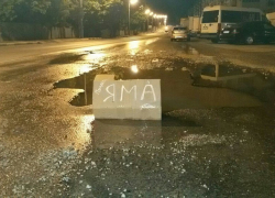 Дорожный знак из картонной коробки появился на опасном повороте в Новороссийске