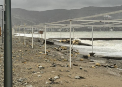 В Новороссийске бушует шторм: городские пляжи теперь не узнать 