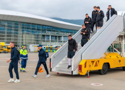 Футбольный клуб "Урал" прибыл в Геленджик на матч с "Черноморцем"