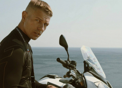 «За мужчину говорят не слова, а поступки»: милых дам поздравляет административный руководитель  мотошколы "GTmoto" Роман Стародубцев 