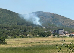 Пока одни жители Геленджика жгут провода в лесу, другие тушат после них пожары