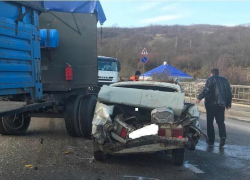 КамАЗ вытолкнул Волгу под грузовой автомобиль под Новороссийском