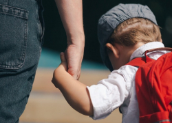 Маленькими ножками по ямам: когда приведут в порядок тротуар у детского сада в Новороссийске