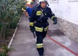 Больше 30 человек эвакуировали из горящего дома в Новороссийске