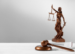 "Блокнот" поздравляет всех служителей Фемиды с профессиональным праздником