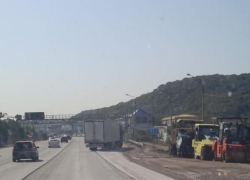  Дорога стоит,  пробка растет, а дорожники отдыхают под Новороссийском!